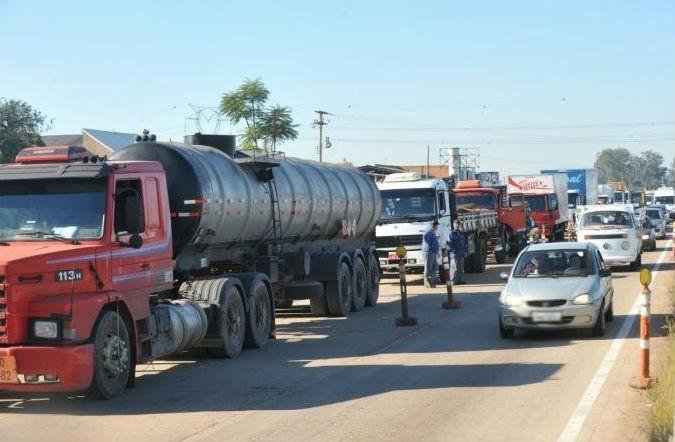 Caminhoneiros realizam protestos em ao menos 12 cidades do Rio Grande do Sul