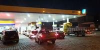Motoristas de Guaporé protestam abastecendo R$ 0,50 de gasolina