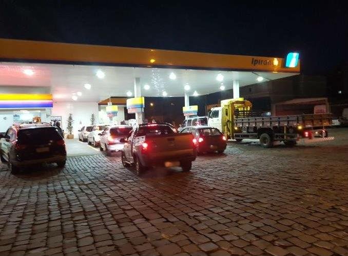 Motoristas de Guapor&eacute; protestam abastecendo R$ 0,50 de gasolina