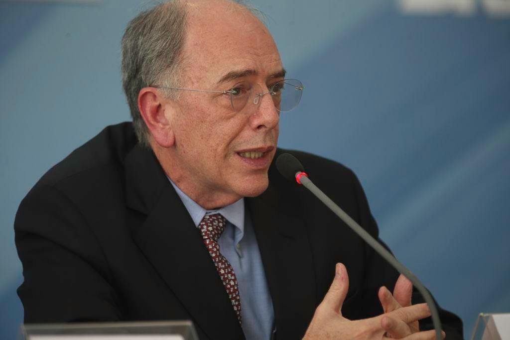 De maneira nenhuma objetivo &eacute; mudar pol&iacute;tica de pre&ccedil;os da Petrobras, diz Parente