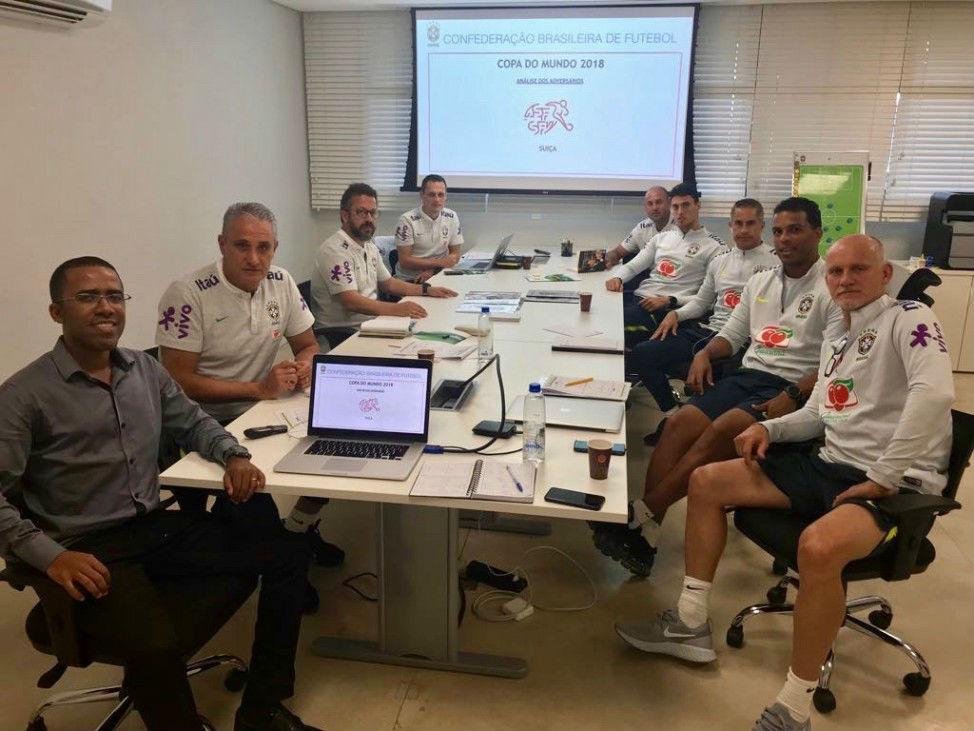 Analista de desempenho do Gr&ecirc;mio, Lucas Oliveira, apresentou a Su&iacute;&ccedil;a para a comiss&atilde;o t&eacute;cnica do Brasil