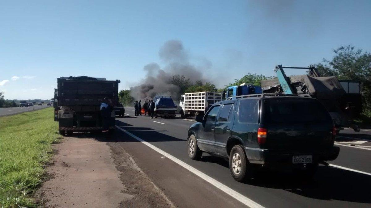 Manifestantes atearam fogo em pneus na BR 290, em Eldorado do Sul