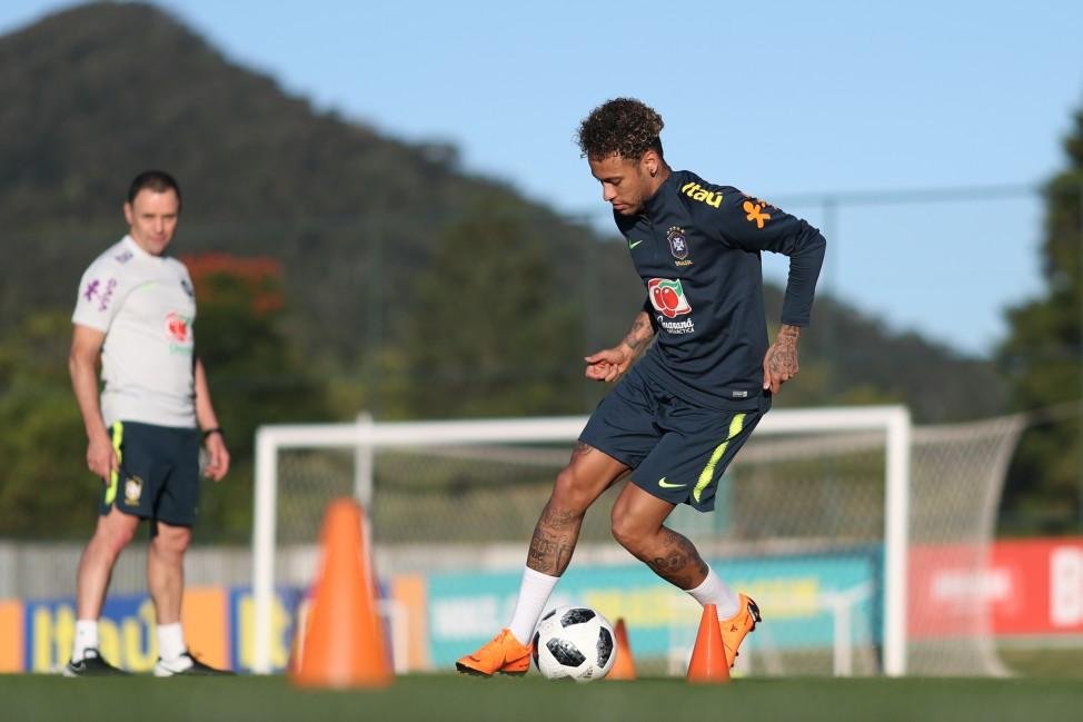 Neymar est&aacute; em fase fina de recupera&ccedil;&atilde;o da fratura no p&eacute;