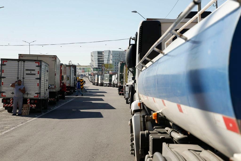 Paralisa&ccedil;&atilde;o de caminhoneiros ocorre desde segunda-feira
