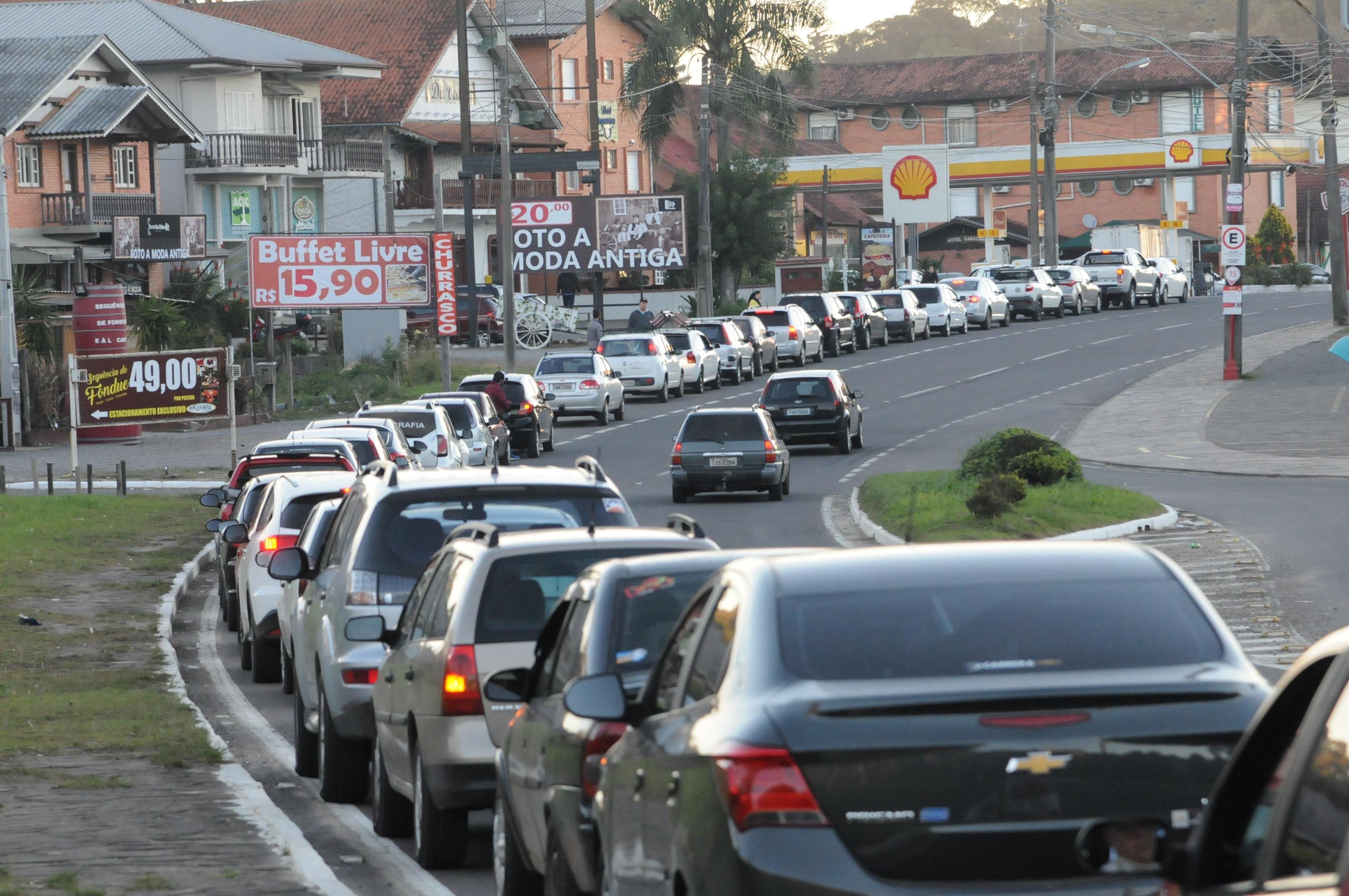 Motoristas t&ecirc;m enfrentado longas filas na tentativa de abastecer