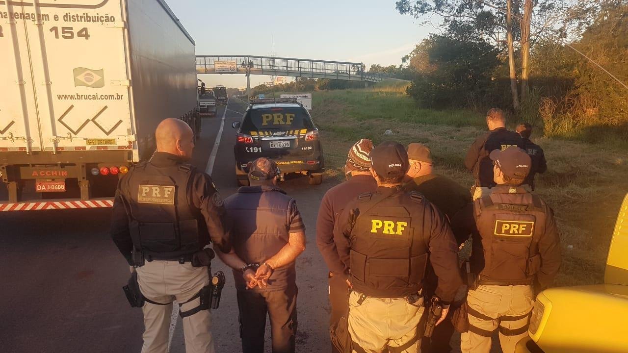 Tr&ecirc;s homens s&atilde;o presos ap&oacute;s jogar pedras em caminh&otilde;es 