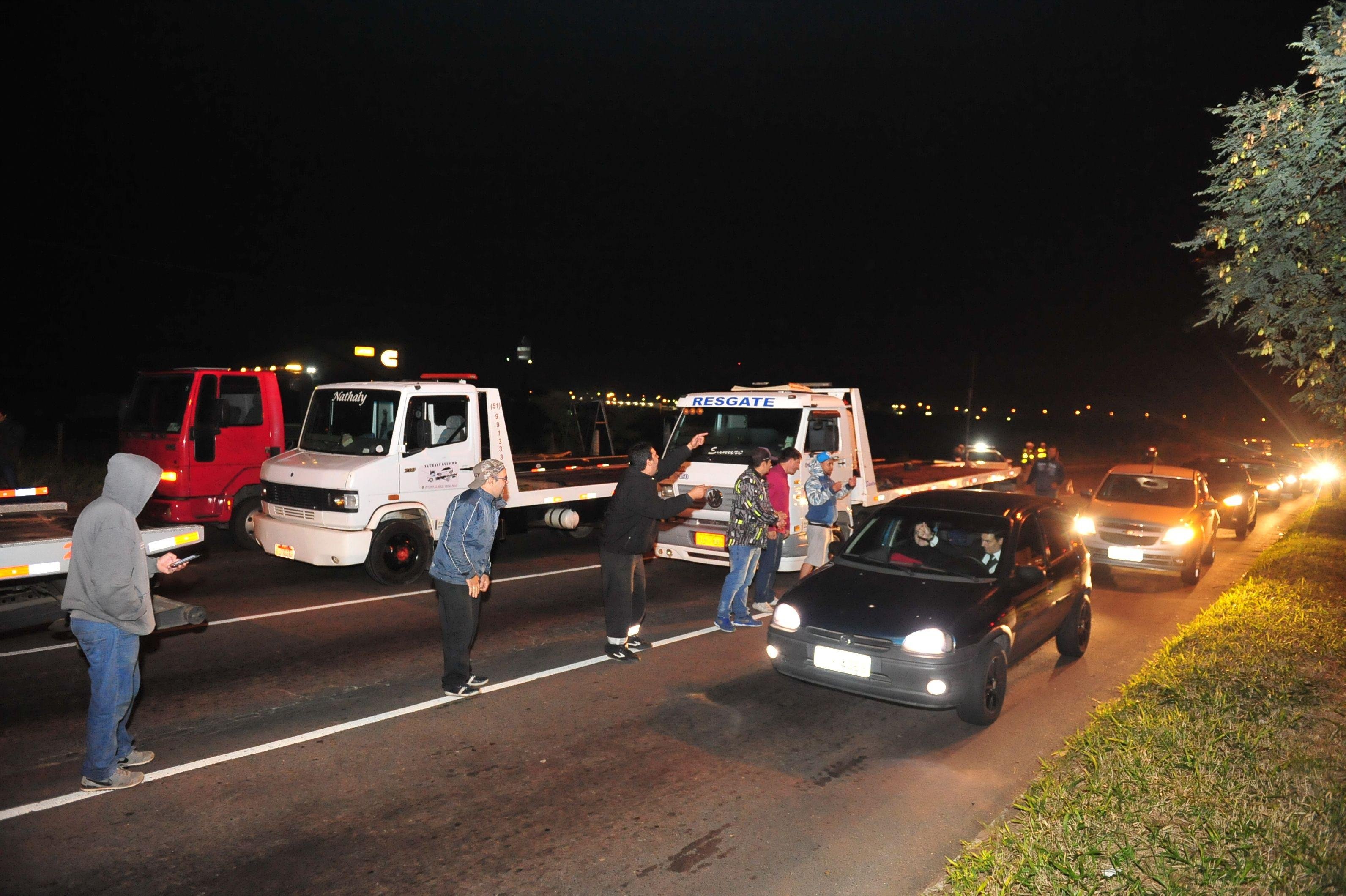 Protesto bloqueia a avenida Assis Brasil, na noite desta quarta