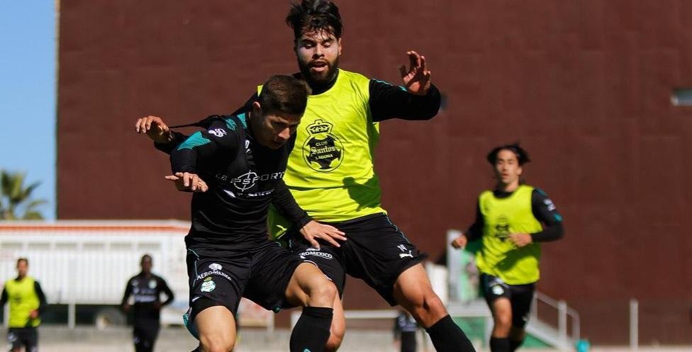 Com les&atilde;o no joelho, zagueiro do M&eacute;xico &eacute; cortado e perder&aacute; a Copa do Mundo