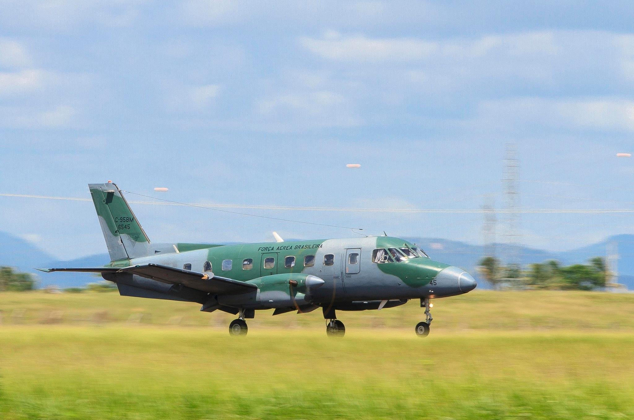 Avi&atilde;o da For&ccedil;a A&eacute;rea Brasileira cai no Rio de Janeiro