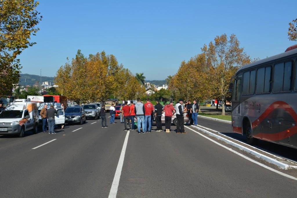 Em Dois Irm&atilde;os teve bloqueio no tr&acirc;nsito em apoio aos protestos dos caminhoneiros