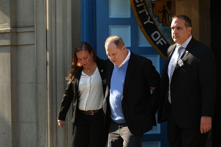 Weinstein se apresentou &agrave; pol&iacute;cia de Nova Iorque nesta manh&atilde;