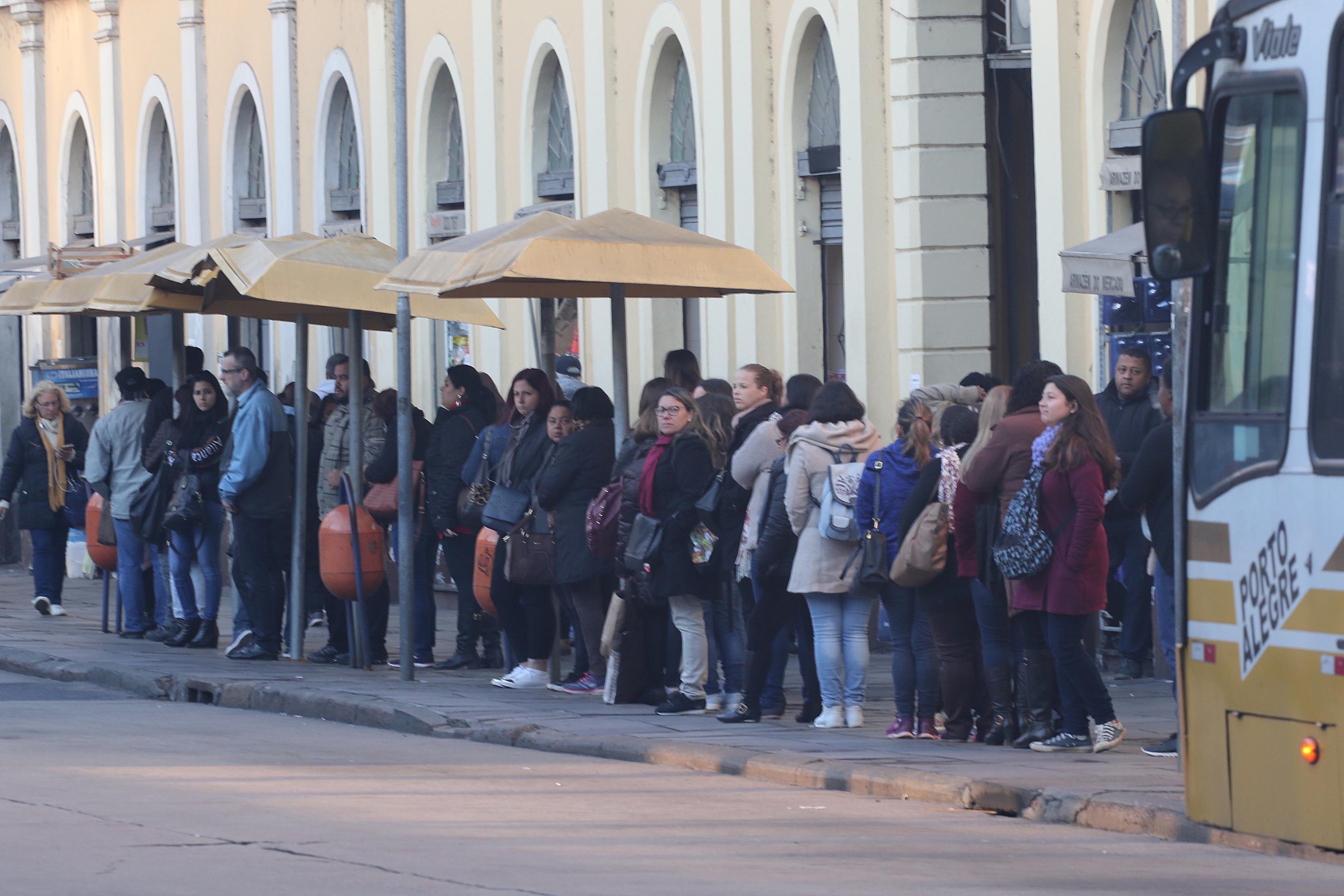 Longas filas se formaram nesta sexta-feira em Porto Alegre