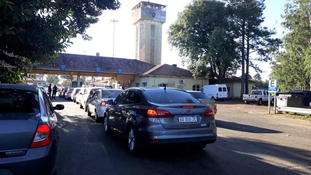 Aduana de Paso de los Libres tem filas de moradores de Uruguaiana em busca de gasolina