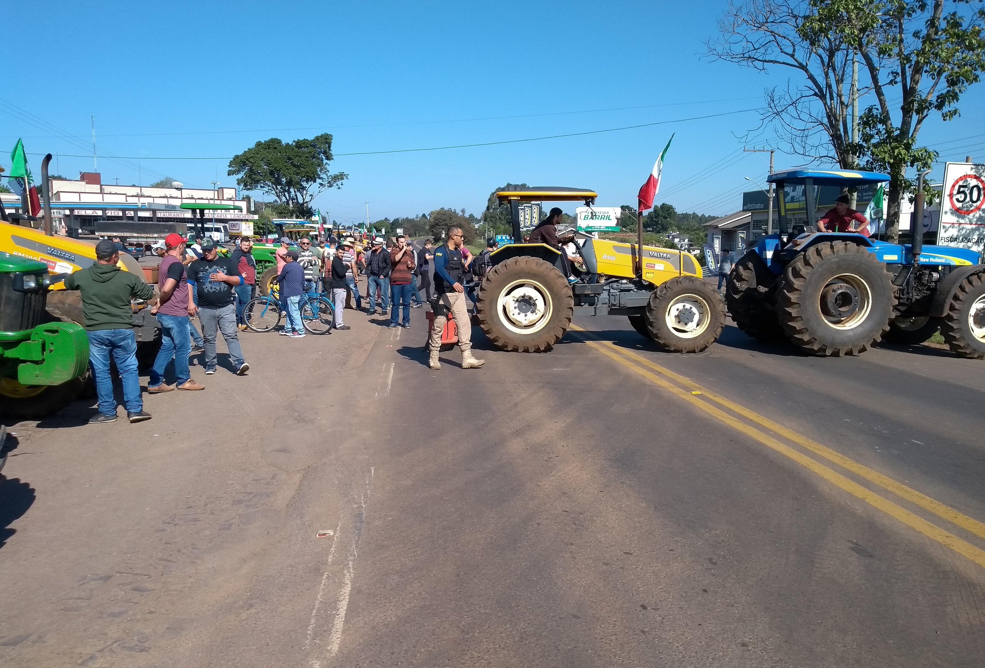 Tratores foram usados para fechar a via