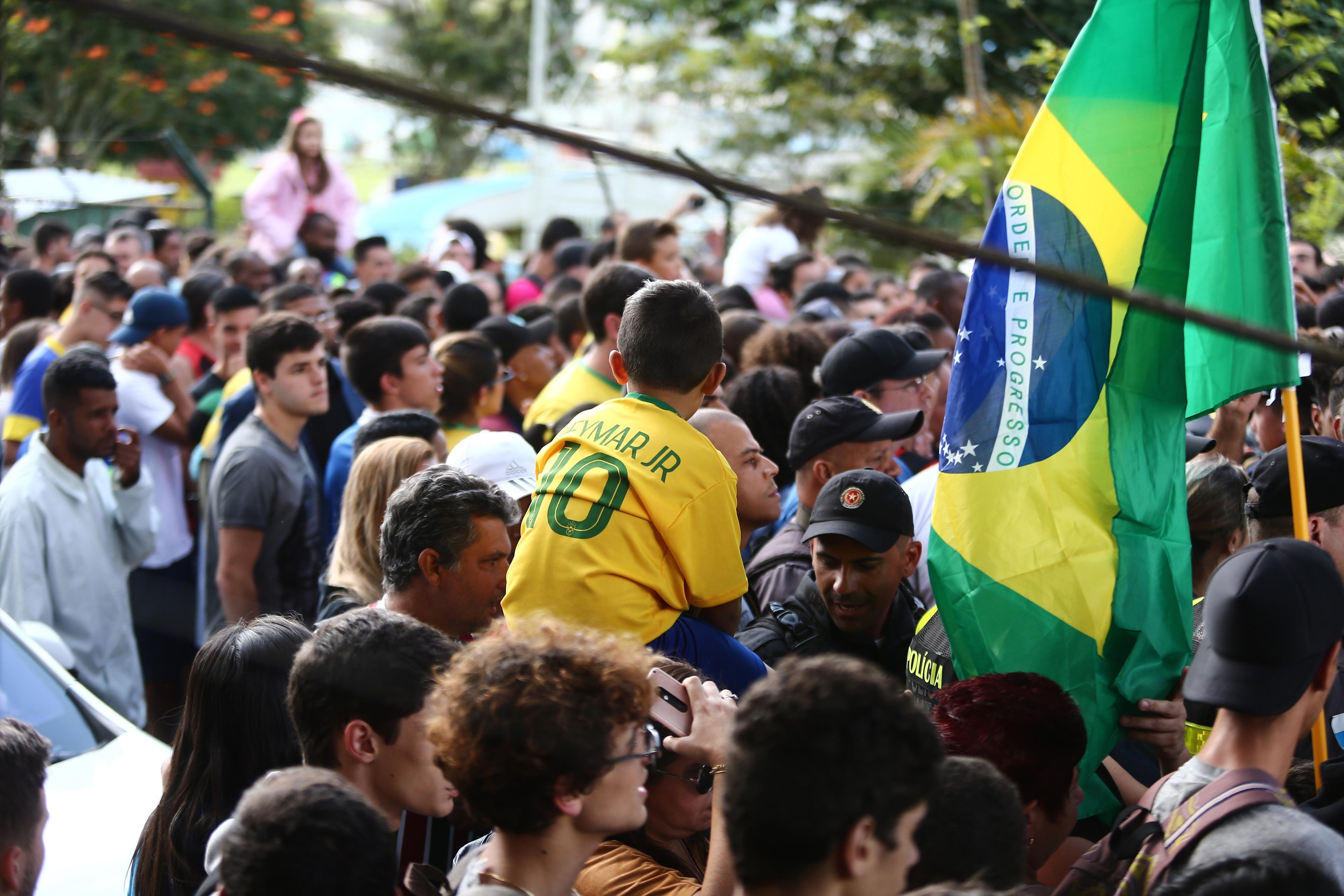 Situa&ccedil;&atilde;o pol&iacute;tica do pa&iacute;s e "fantasma deo 7-1" est&atilde;o entre motivos para comportamento incomum