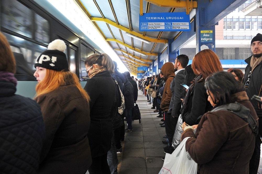Terminal na rua Uruguai amanheceu lotada nesta sexta-feira 