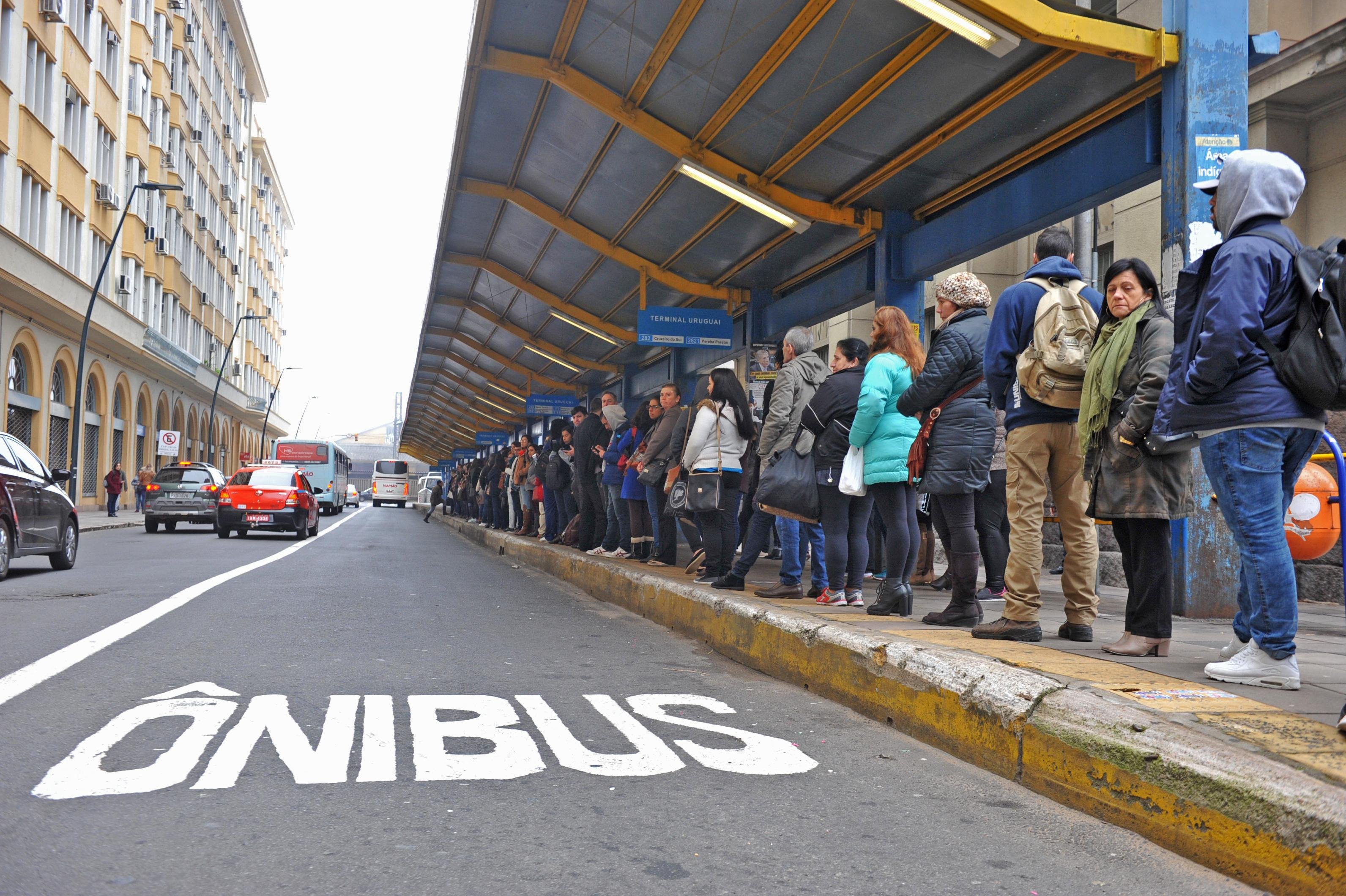 Paradas ficaram lotadas nesta sexta-feira