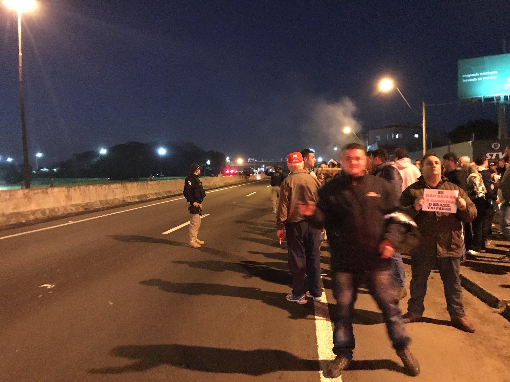 Protesto no fim da tarde teve pneus e galhos queimados na rodovia