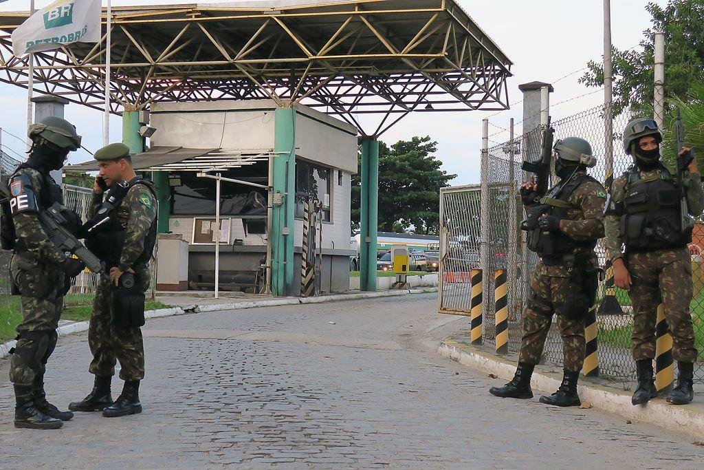 Trabalho inicialmente feito pelo Ex&eacute;rcito foi de escolta, para garantir que o combust&iacute;vel que estava parado fosse transportado