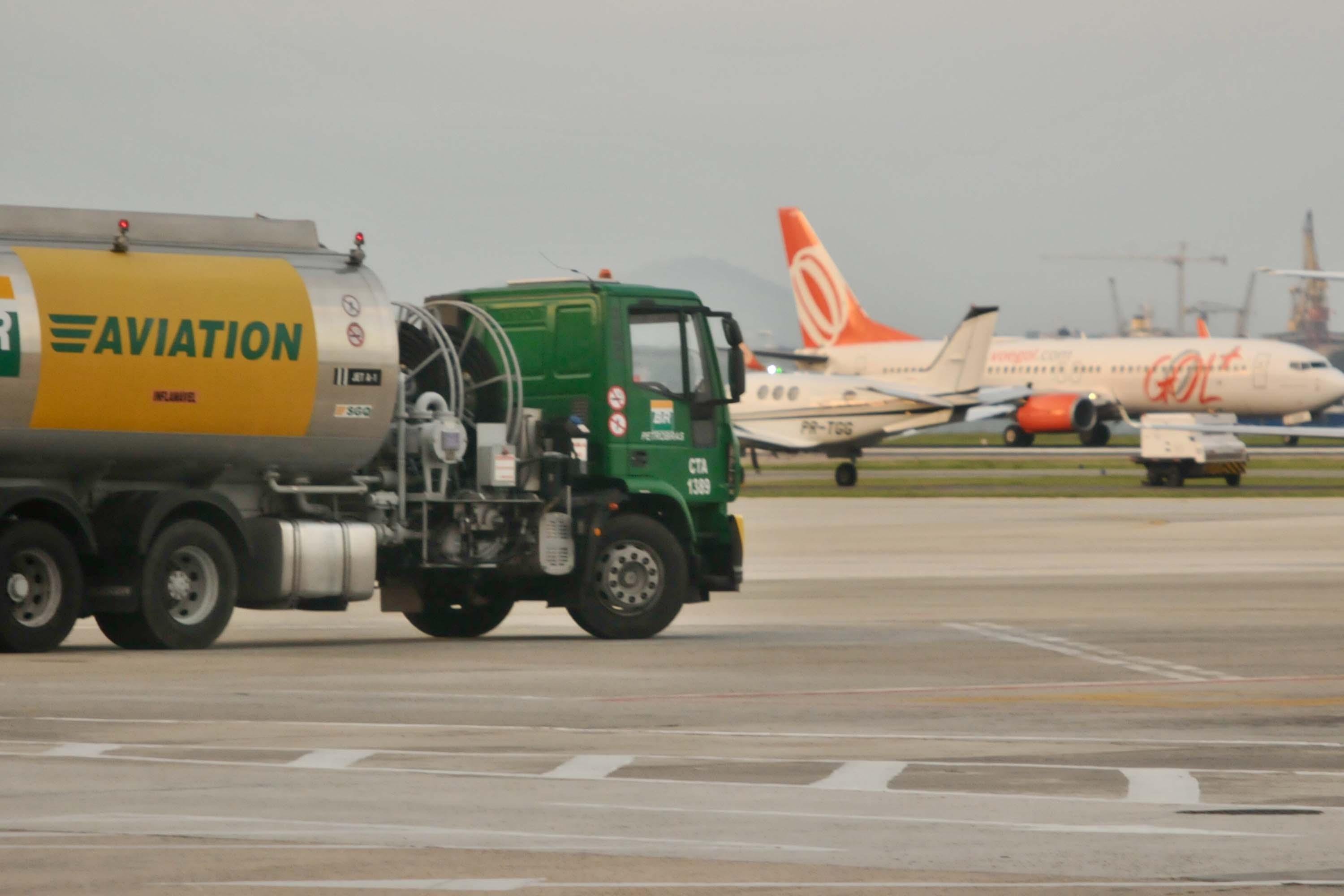 Caminh&otilde;es com combust&iacute;vel t&ecirc;m dificuldade de chegar aos aeroportos
