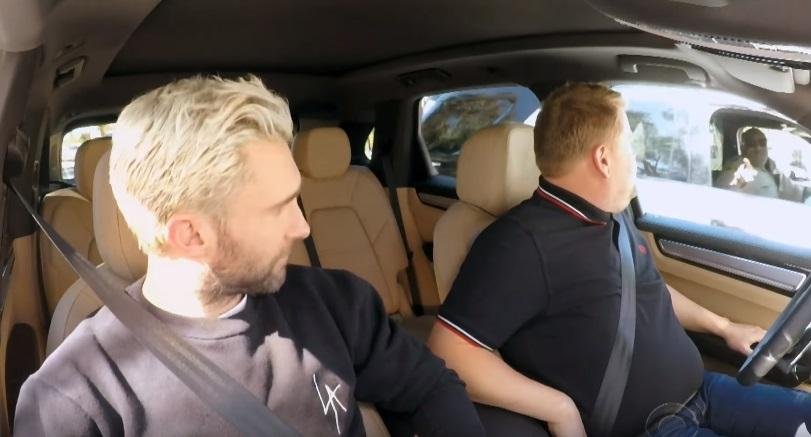 Adam Levine e James Corden s&atilde;o parados pela pol&iacute;cia durante grava&ccedil;&atilde;o de quadro