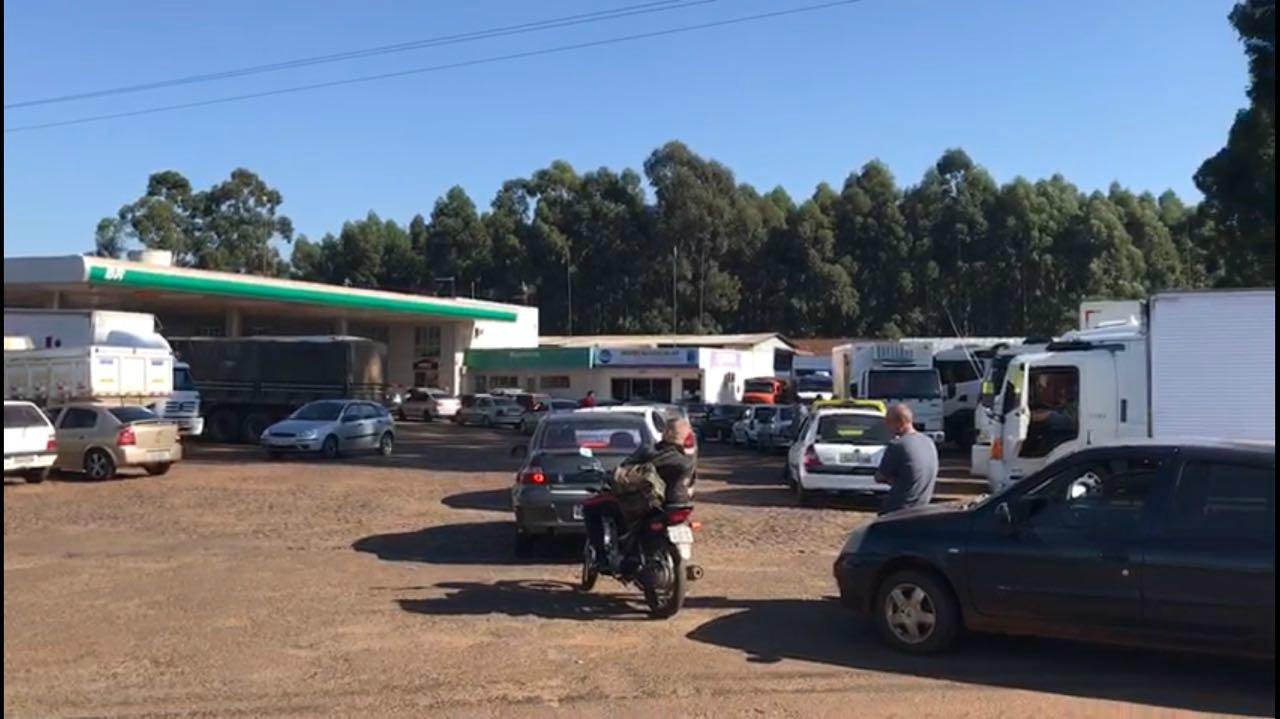 Filas se formaram em um posto na BR 472 na manh&atilde; desta s&aacute;bado