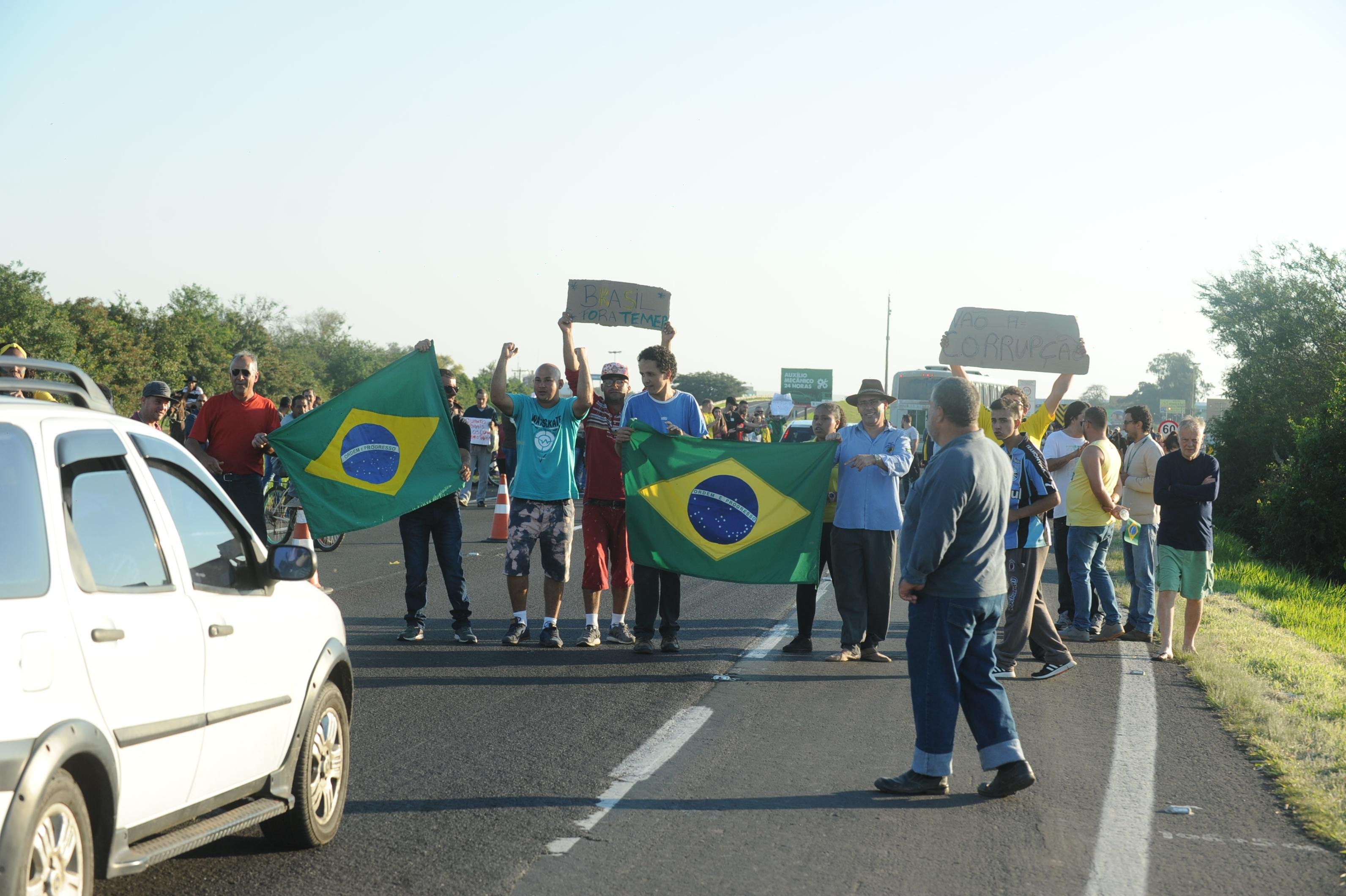 Manifestantes criticaram impostos altos e a corrup&ccedil;&atilde;o no Brasil