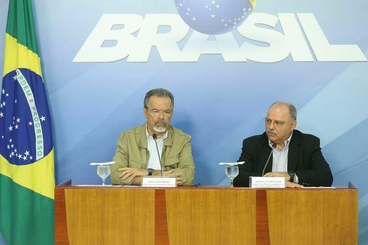 Ministros explicaram panorama da greve na noite deste s&aacute;bado
