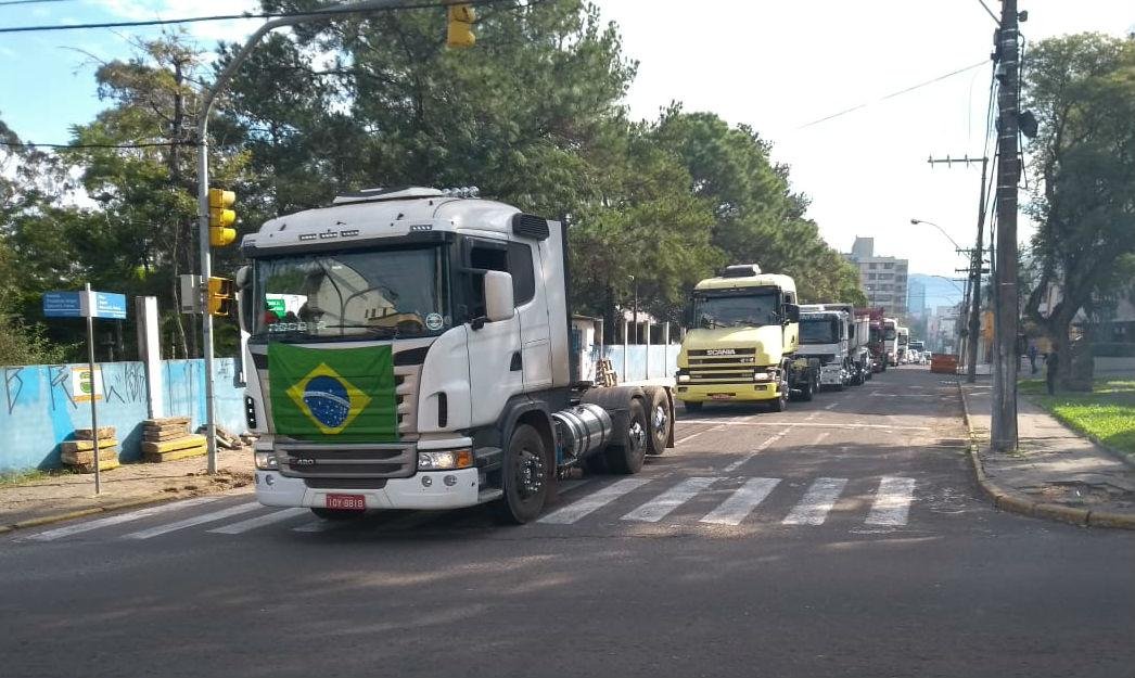 Caminhoneiros realizam carreata em Santa Maria