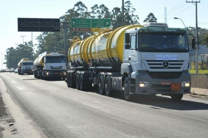Caminh&otilde;es foram escoltados pelos &oacute;rg&atilde;os de seguran&ccedil;a sob vaias dos manifestantes	