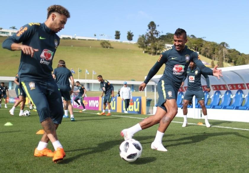 "Ainda n&atilde;o estou 100%", admite Neymar antes de embarque da Sele&ccedil;&atilde;o