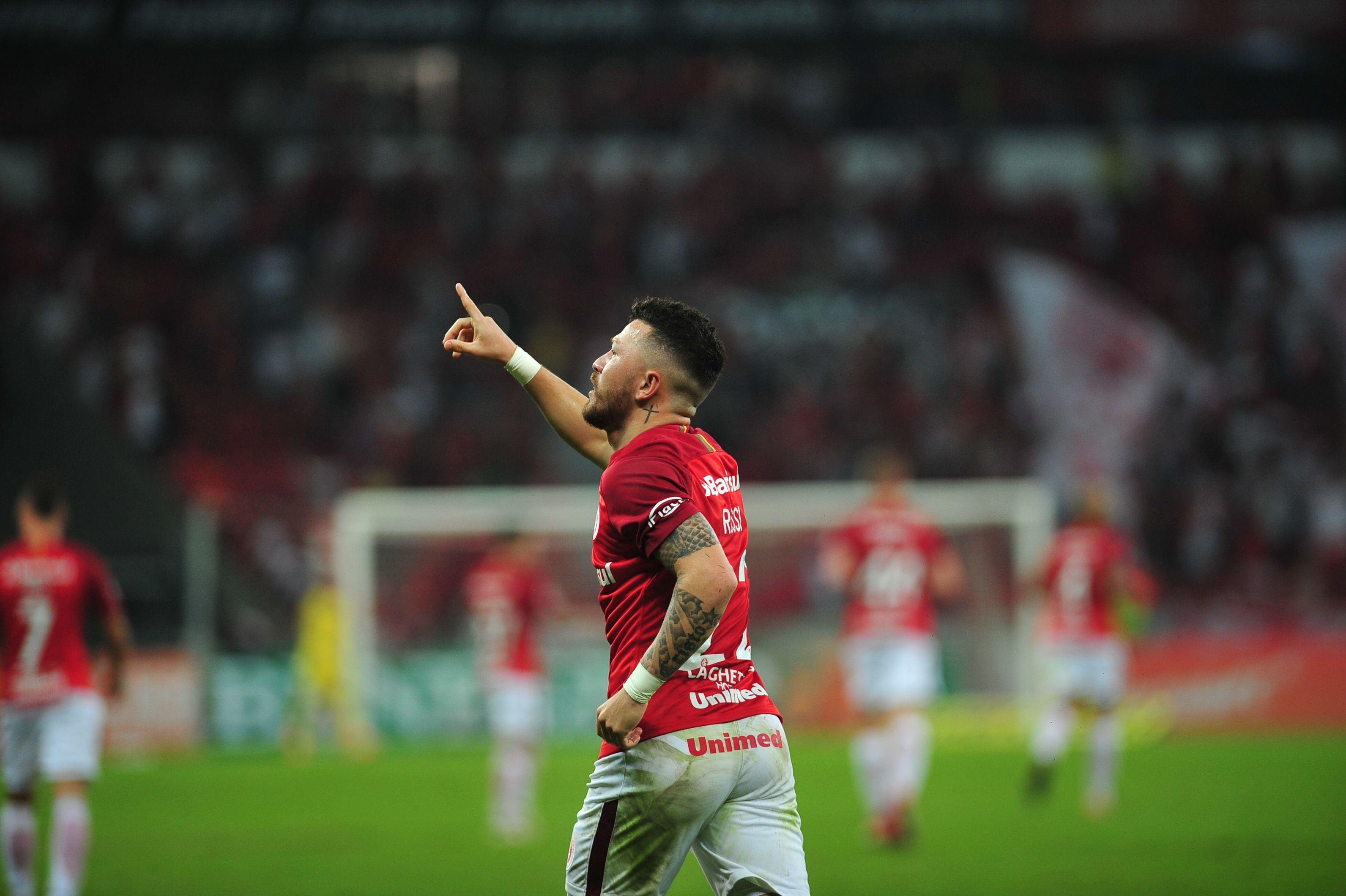 Rossi marcou o gol da vit&oacute;ria nos acr&eacute;scimos