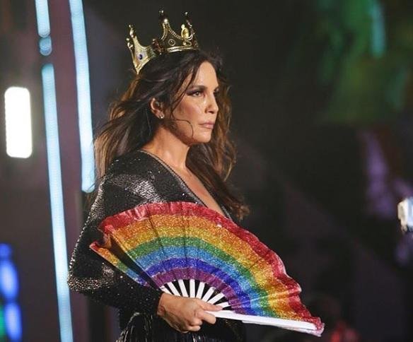 Aniversariante, Ivete Sangalo surpreende f&atilde;s com show em seu condom&iacute;nio