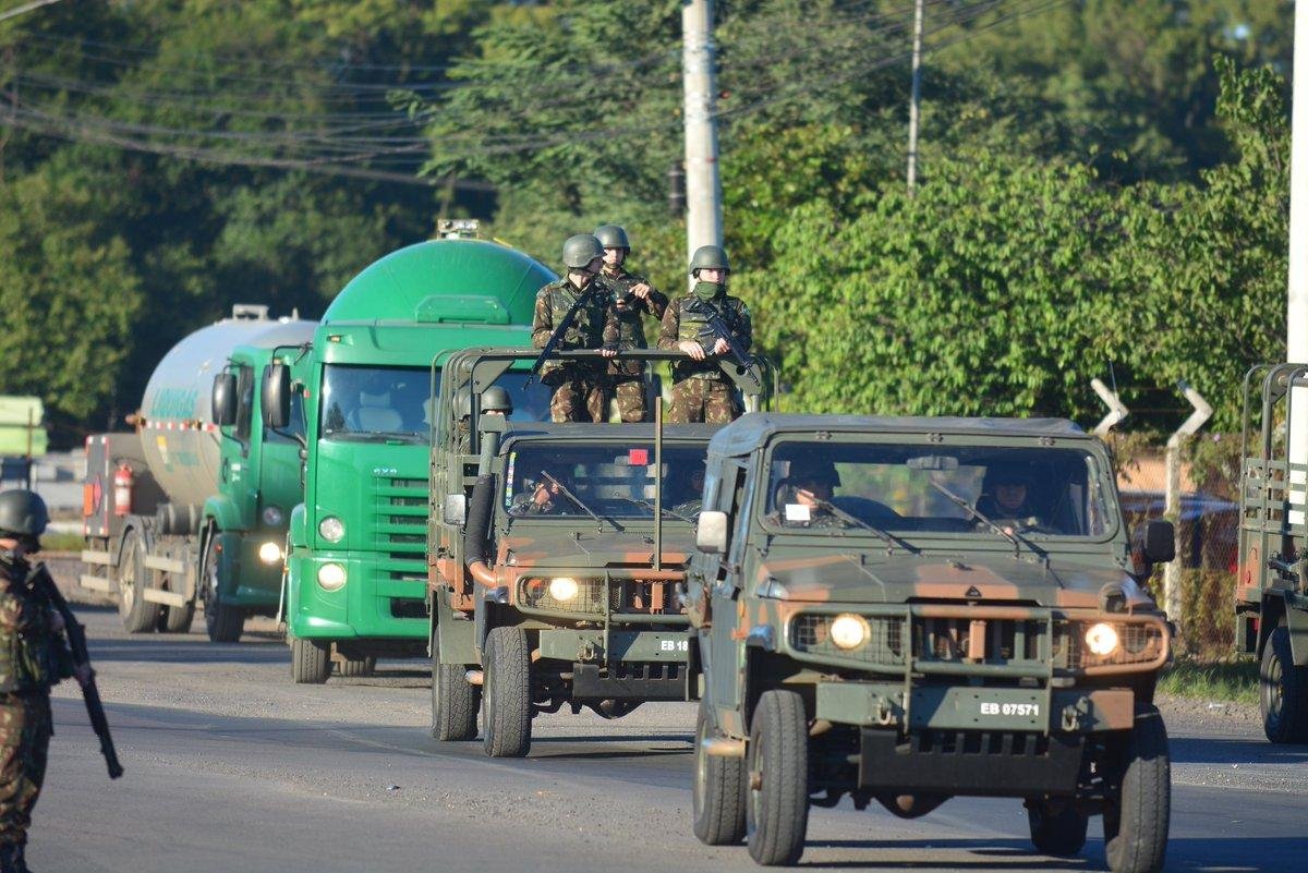 Ex&eacute;rcito escolta caminh&otilde;es com combust&iacute;vel na regi&atilde;o Metropolitana	