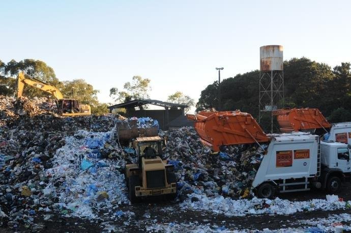 Servi&ccedil;o de coleta de lixo em Porto Alegre est&aacute; garantido at&eacute; quarta-feira