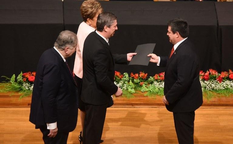Presidente do Paraguai renuncia, para poder tomar posse como senador