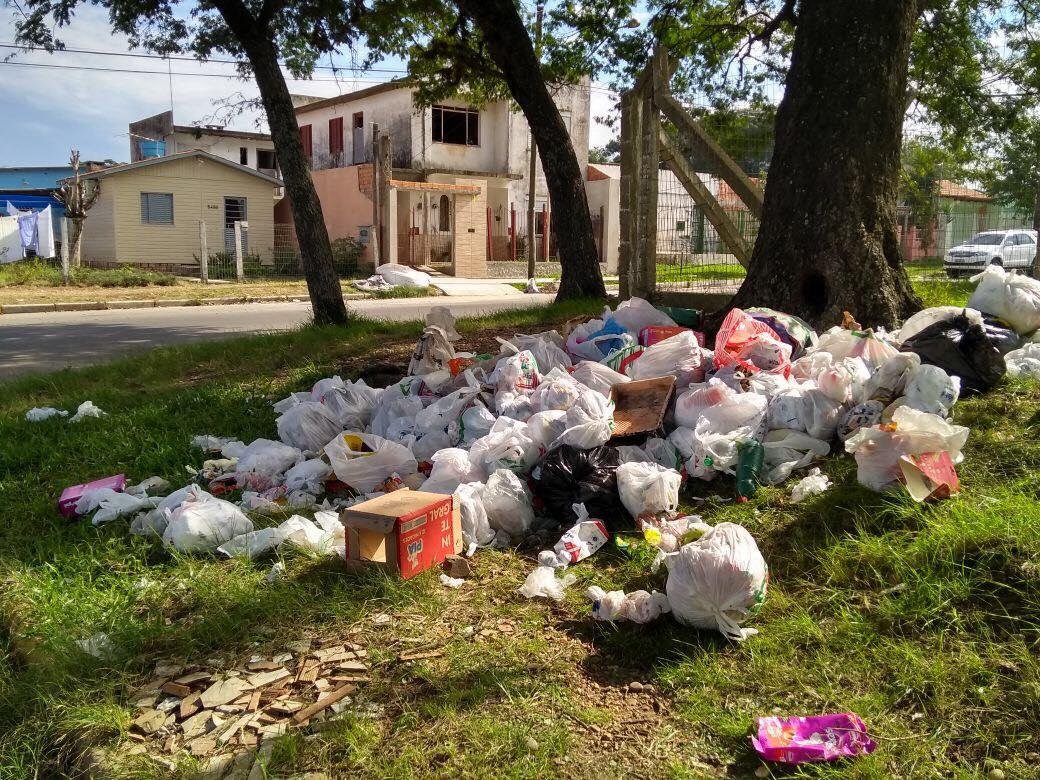 Com a falta de coleta, os res&iacute;duos est&atilde;o se acumulando nas ruas da cidade