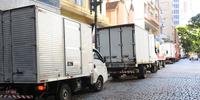 Pelo menos dez caminhões aguardavam para descarregar seus produtos no comércio no Centro de Porto Alegre