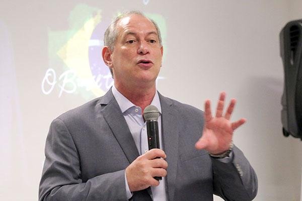 Ciro diz que s&oacute; v&ecirc; risco de sa&iacute;da de Temer se ele renunciar