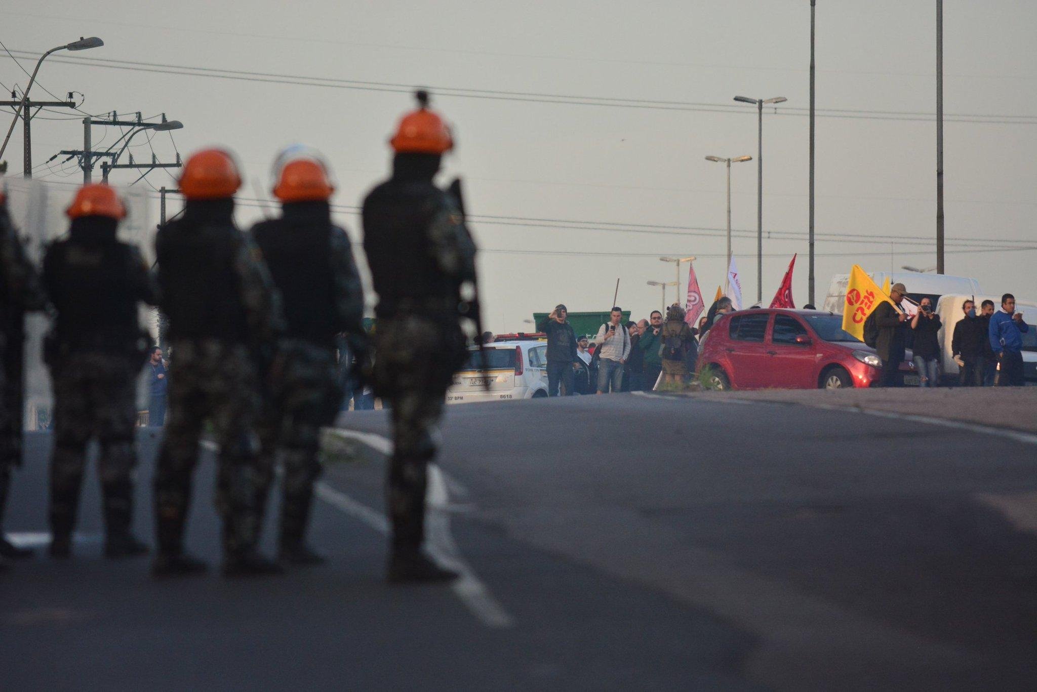 Protesto bloqueia rodovia e confronto &eacute; registrado na Refap em Canoas 