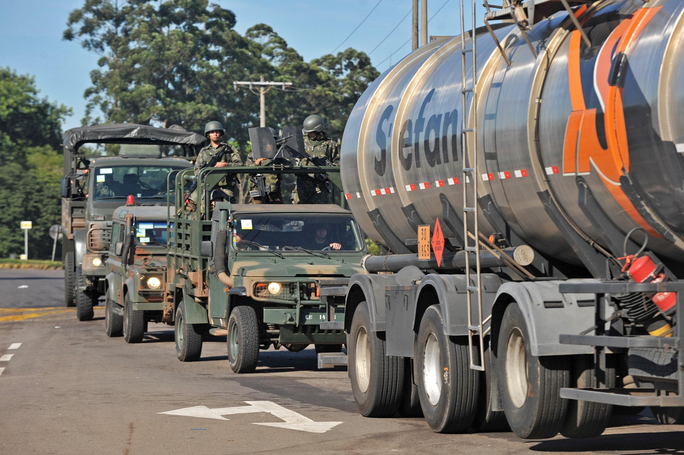 Ex&eacute;rcito escolta caminh&otilde;es de combust&iacute;veis na BR 116