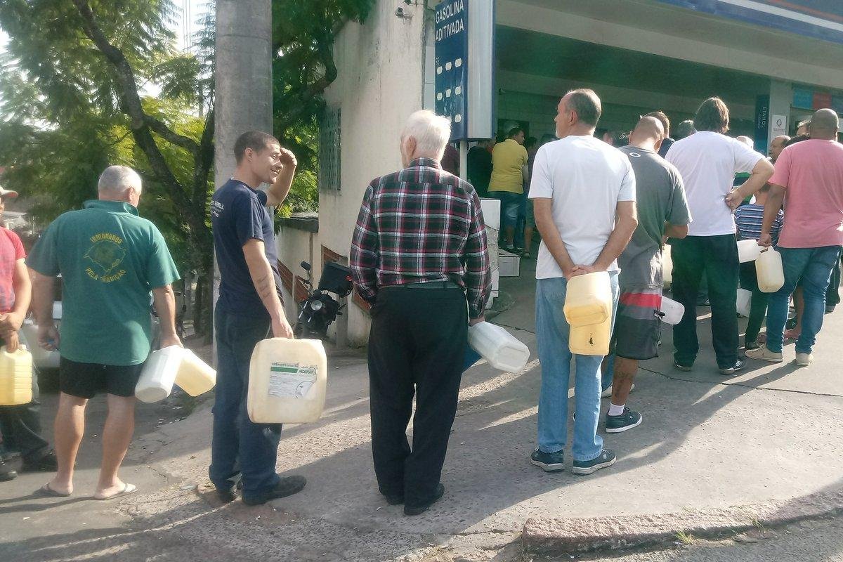 Em posto na avenida Nonoai, em Porto Alegre, motoristas fazem fila para abastecer com garrafas e gal&otilde;es