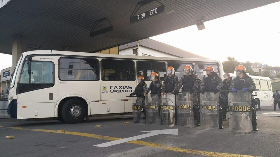 A pol&iacute;cia teve de intervir para liberar os &ocirc;nibus do transporte coletivo