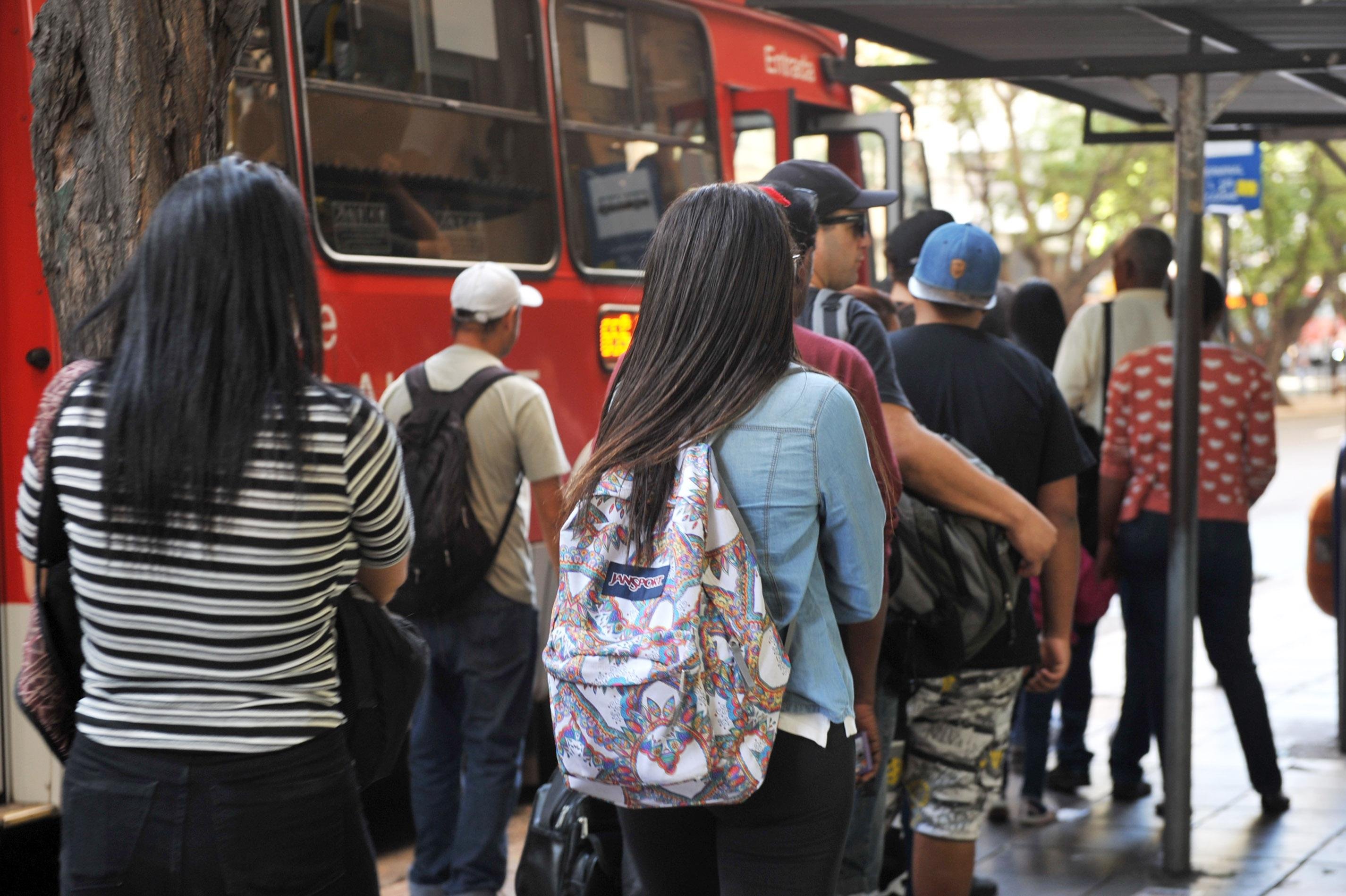 &Ocirc;nibus circulam com tabela de s&aacute;bado na maioria dos hor&aacute;rios