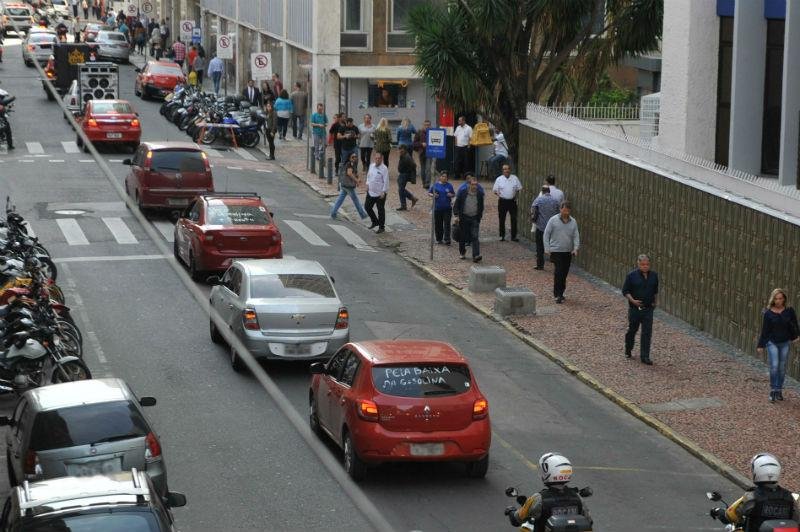 Em carreata, motoristas de aplicativos pedem redu&ccedil;&atilde;o do pre&ccedil;o da gasolina