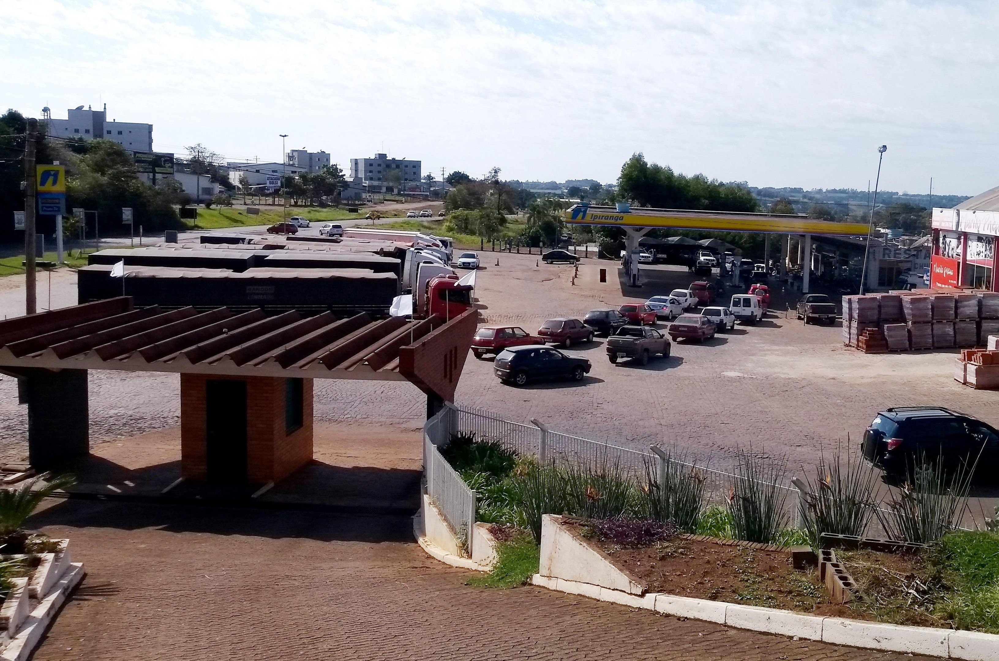 Motoristas aguardam para abastecer