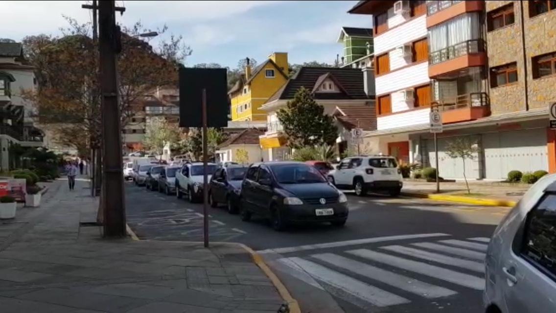 Motoristas aguardam para abastecer