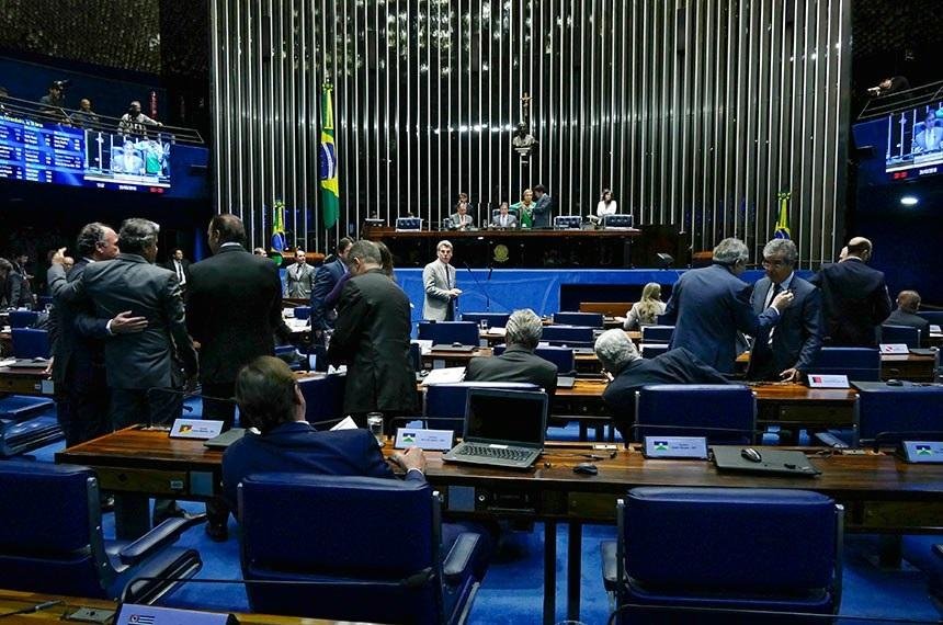 Projeto que cria teto para ICMS sobre combust&iacute;vel come&ccedil;ou a tramitar no Senado