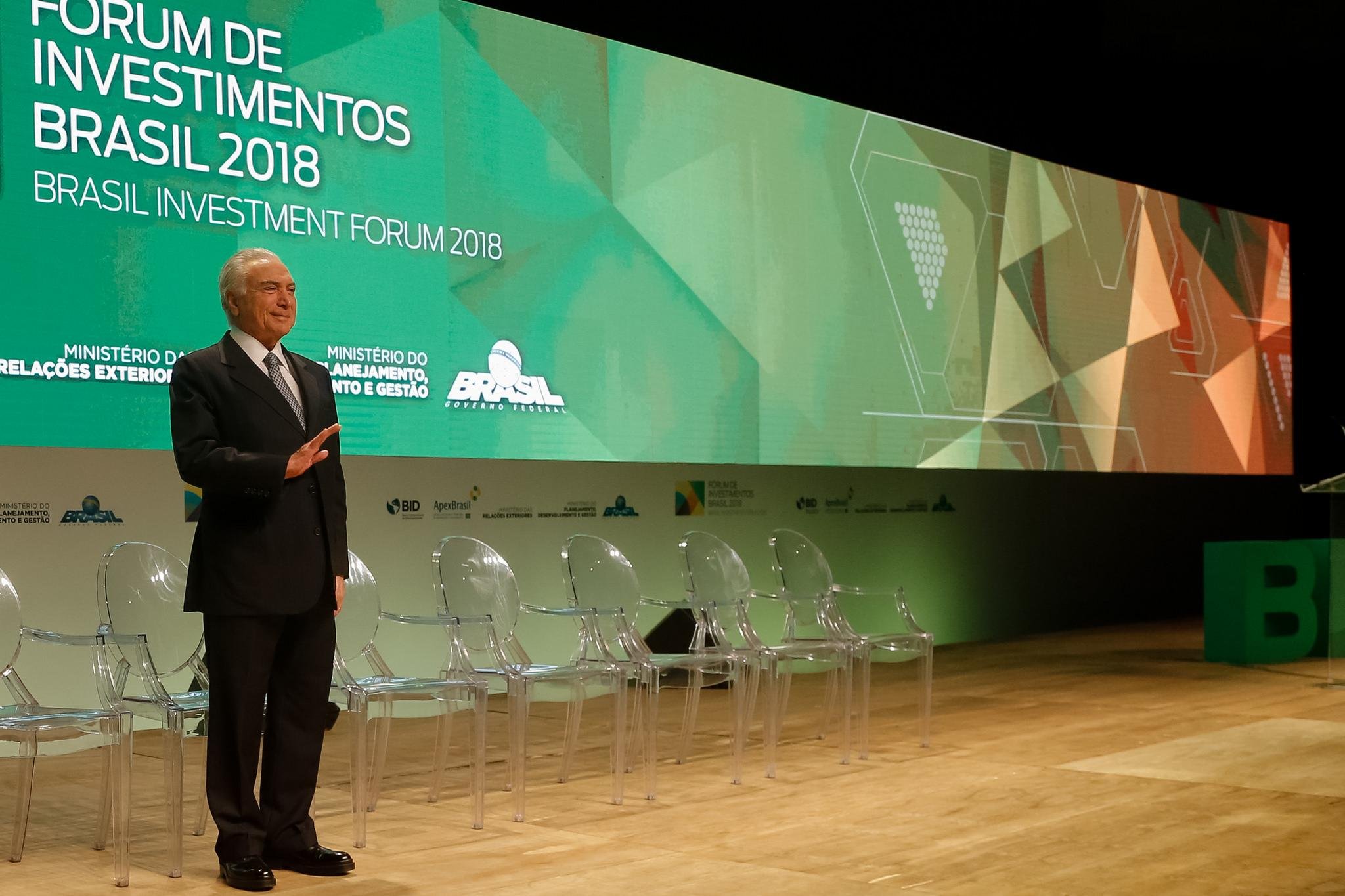 Temendo protestos, seguran&ccedil;a pro&iacute;be tampinha de garrafa em evento com Temer