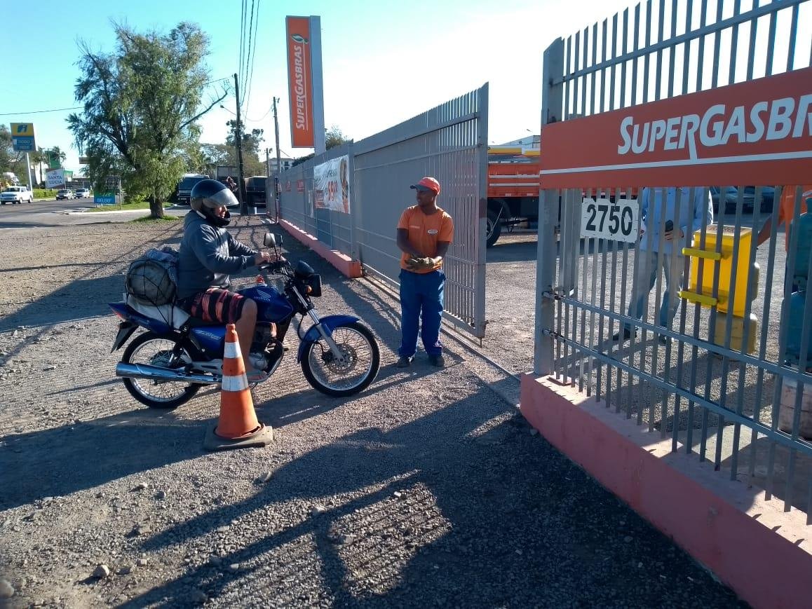Uma fila se formou em frente a uma distribuidora na BR 392
